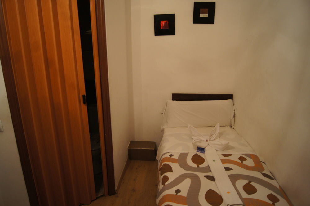 Hostal A Nuestra Senora de La Paloma Madrid Exterior foto
